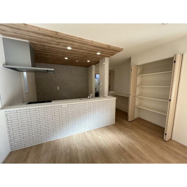 【キッチン収納】家電なども置ける便利なカウンターと扉付きの収納スペース。キッチンの足元には床下収納も