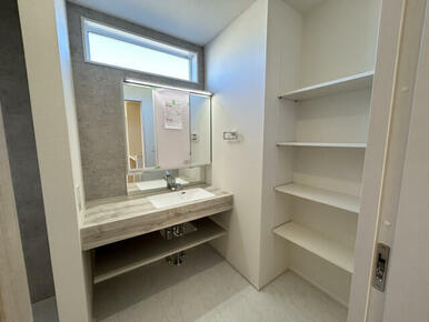 【洗面】収納棚にはタオルや洗剤などまとめて管理