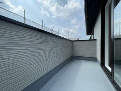 バルコニーは洗濯物や布団が干せる十分な広さです＾＾