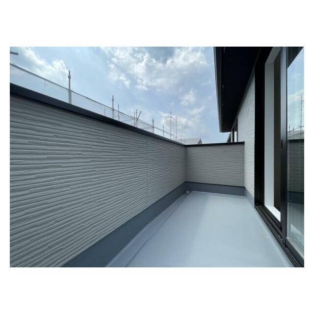 バルコニーは洗濯物や布団が干せる十分な広さです＾＾