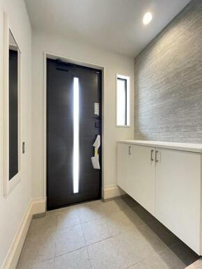 玄関を広く利用できるようシューズクローゼットを完備。ご家族みんなの靴をスッキリ収納できます！