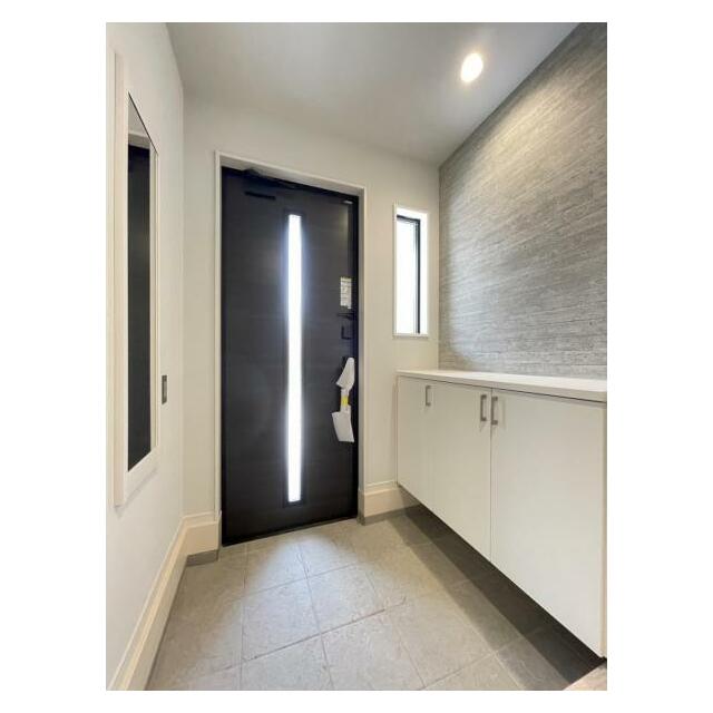 玄関を広く利用できるようシューズクローゼットを完備。ご家族みんなの靴をスッキリ収納できます！