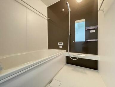 ゆったりと浸かれる1坪風呂を採用！1日の疲れを癒してくれる浴室は窓のある開放的な空間＾＾