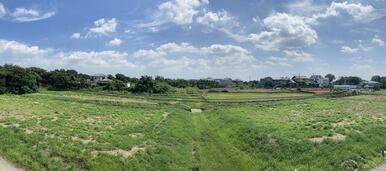 【２号棟】見上げればそこに広がる大空。溢れんばかりの緑の景色。１曲、曲が書けそうです♪