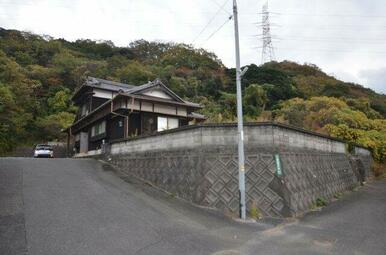 前面道路含む現地写真です