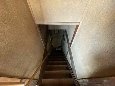 2階から見た階段部分です。手すりも設置されているので、お子様やお年寄り、体の不自由な方にも安心な作り