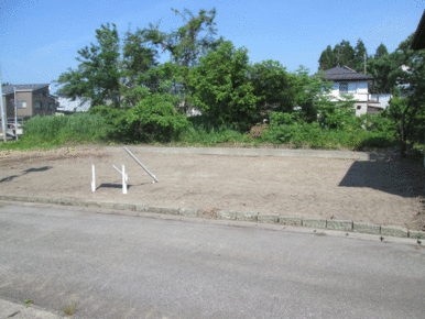 西側から撮影。建築条件無し、お好きなメーカー様で建築いただけます。