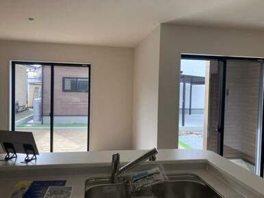 くつろぎスペースとしてはもとより、リビングに学習やテレワークのスペースを設けるご家庭も増えています（2号棟）