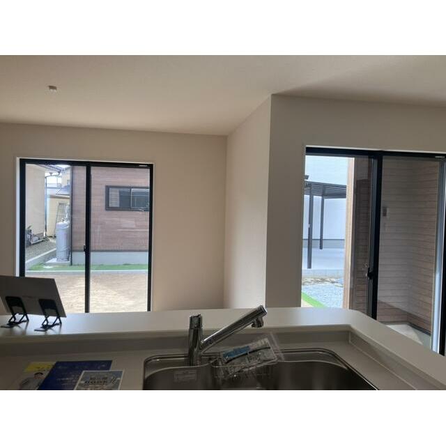 くつろぎスペースとしてはもとより、リビングに学習やテレワークのスペースを設けるご家庭も増えています（2号棟）