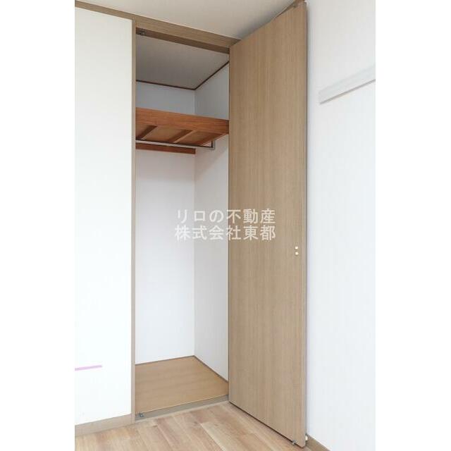 間口・奥行もあるパイプハンガー付収納です♪