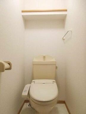 落ち着いた色調のトイレです