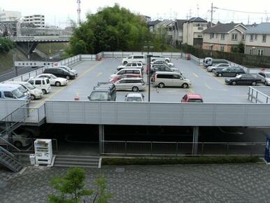 敷地内駐車場、月額14300円（税別）※来客用1時間100円