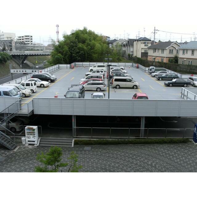 敷地内駐車場、月額14300円（税別）※来客用1時間100円