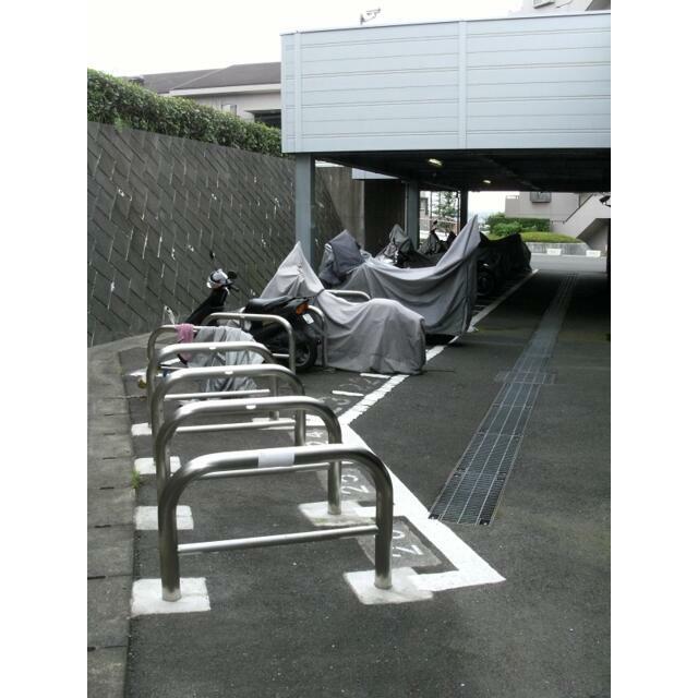 バイク置場、月額2200～3300円（税別）