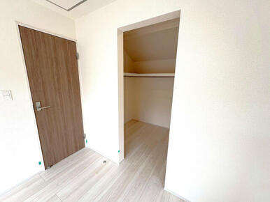 主寝室8.0帖ウォークインクロゼット（6号棟）