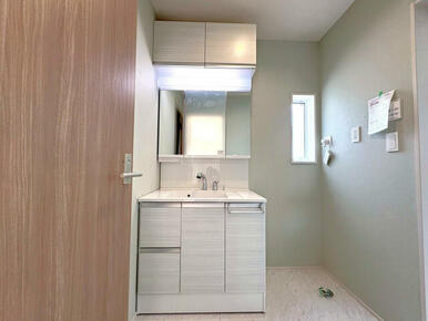 吊戸付洗面化粧台（6号棟）