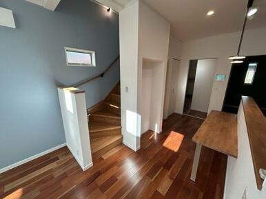 自然とご家族とのふれあいが生まれるリビング階段