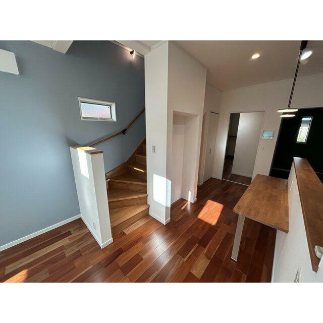 自然とご家族とのふれあいが生まれるリビング階段