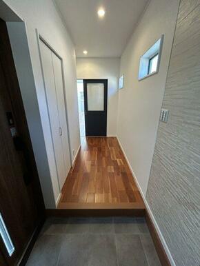 7段の可動棚付き玄関収納で、収納スペースを効率的に使えます