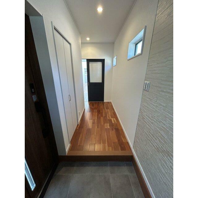 7段の可動棚付き玄関収納で、収納スペースを効率的に使えます