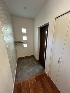 リモコンタイプのタッチキーを採用した玄関扉。鍵を探す手間が省けます