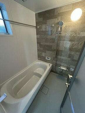 シャワーは高さも角度も無段階調節で、好きなところで調整可能