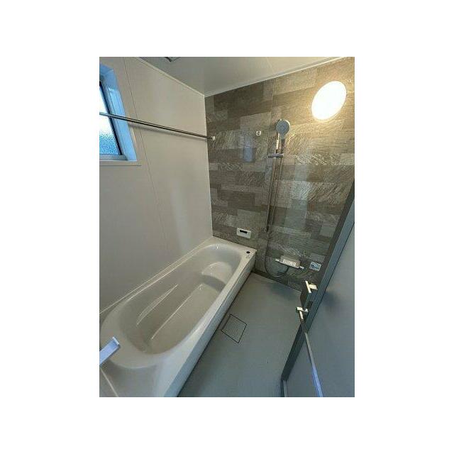 シャワーは高さも角度も無段階調節で、好きなところで調整可能