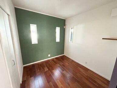 1階洋室はパソコン作業を想定して、高い位置に棚とコンセントを設置