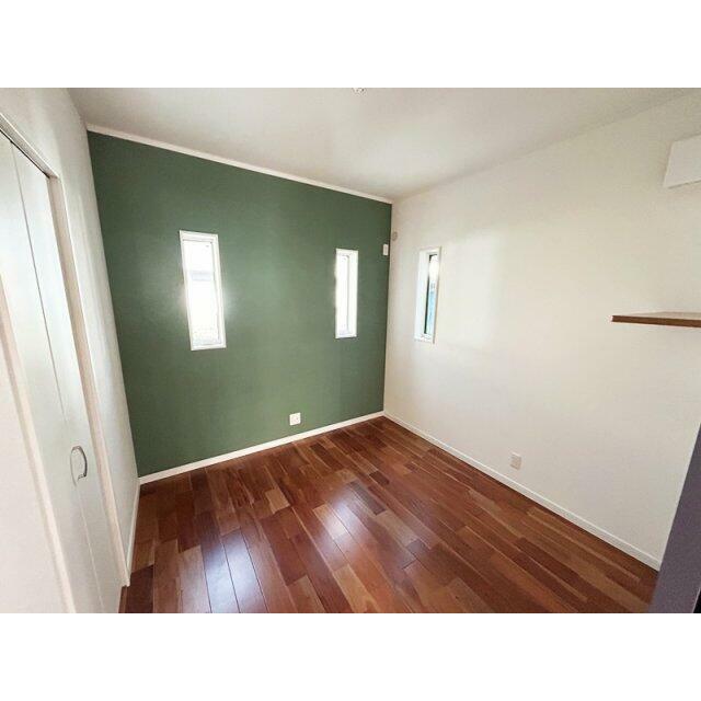 1階洋室はパソコン作業を想定して、高い位置に棚とコンセントを設置