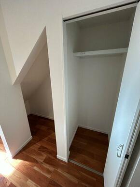 階段下スペースも収納用に有効活用されています