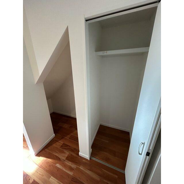 階段下スペースも収納用に有効活用されています