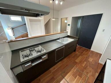 食器洗い乾燥機付きで食後の家事を時短♪7段の可動棚付きパントリーを装備