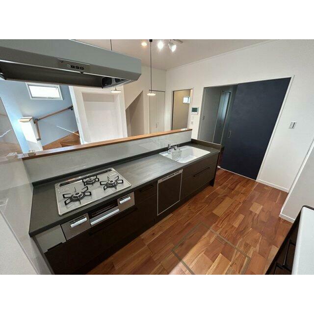 食器洗い乾燥機付きで食後の家事を時短♪7段の可動棚付きパントリーを装備