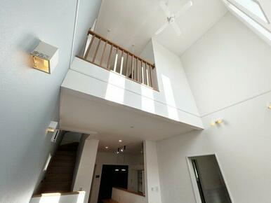 リビング上部の吹き抜けから光が降り注ぎます