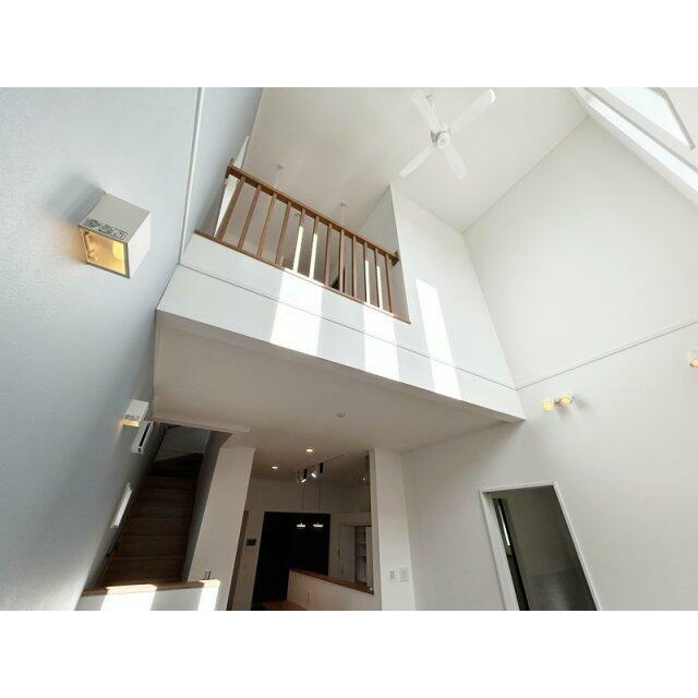 リビング上部の吹き抜けから光が降り注ぎます