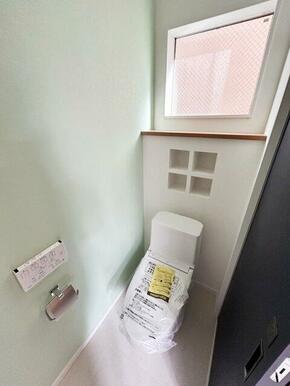 4個のニッチが目を引くトイレスペース