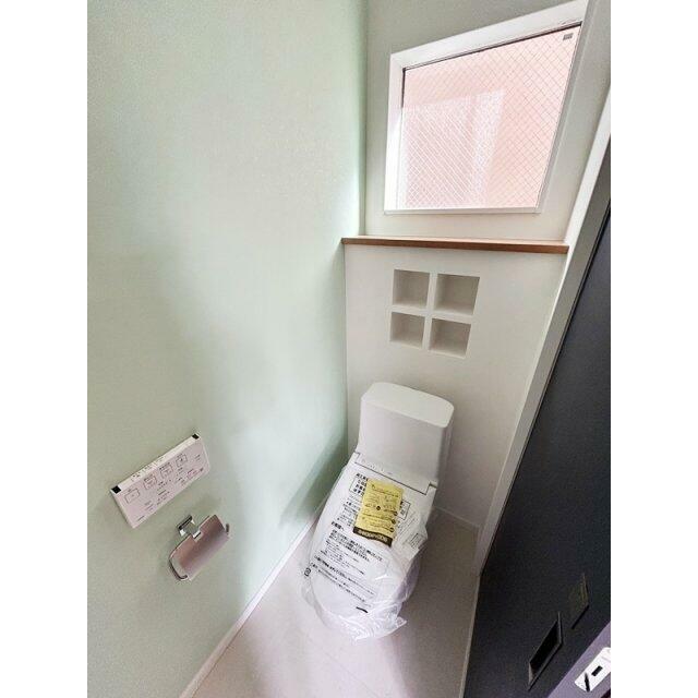 4個のニッチが目を引くトイレスペース