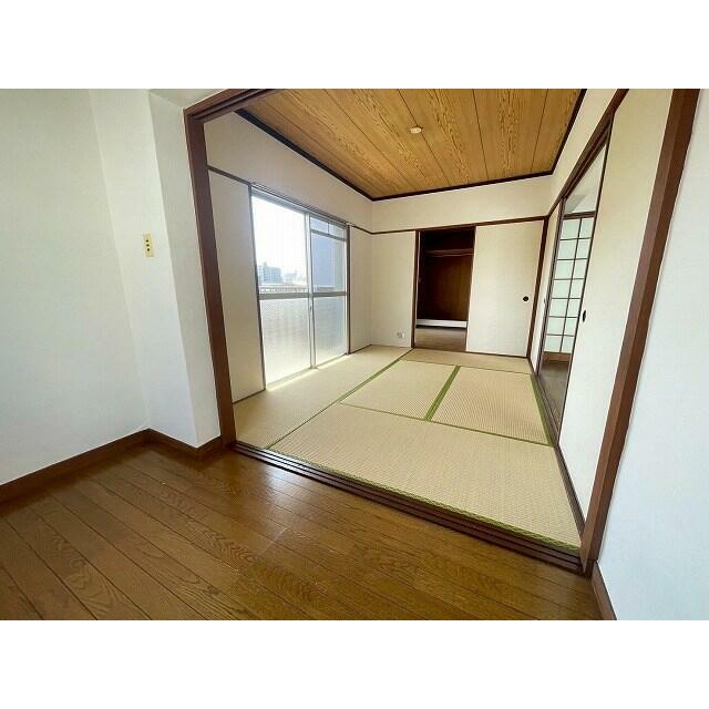 隣接する洋室と和室は、ライフスタイルに合わせて多様な使い方が可能です。広々とした空間でくつろぎのひと