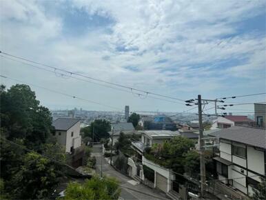 ２階部分バルコニーからの眺望です。南西向きのため、神戸港まで一望できます。