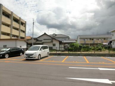 隣接している駐車場です。月極・時間貸があるようです。