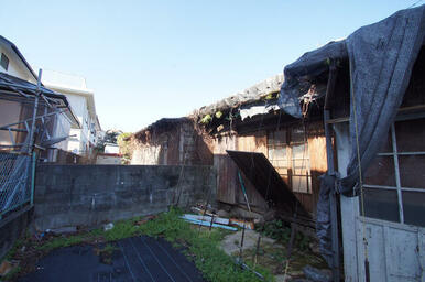 １棟の建物は隣地の建物と接しています