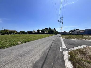 分譲地北側接道道路写真です。こちらは公道です。