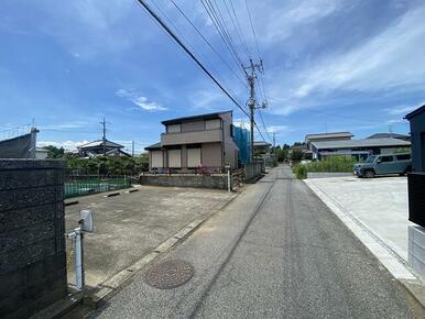 北東側接道道路と周囲の街並み