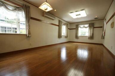 家族が集まり、何気ない出来事も気軽に話せる明るい空間