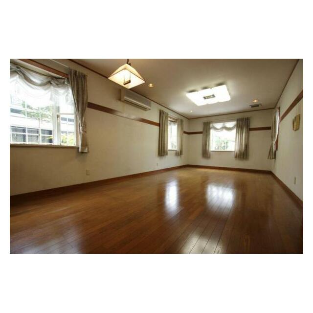 家族が集まり、何気ない出来事も気軽に話せる明るい空間