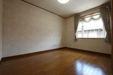 出窓のついた明るいお部屋