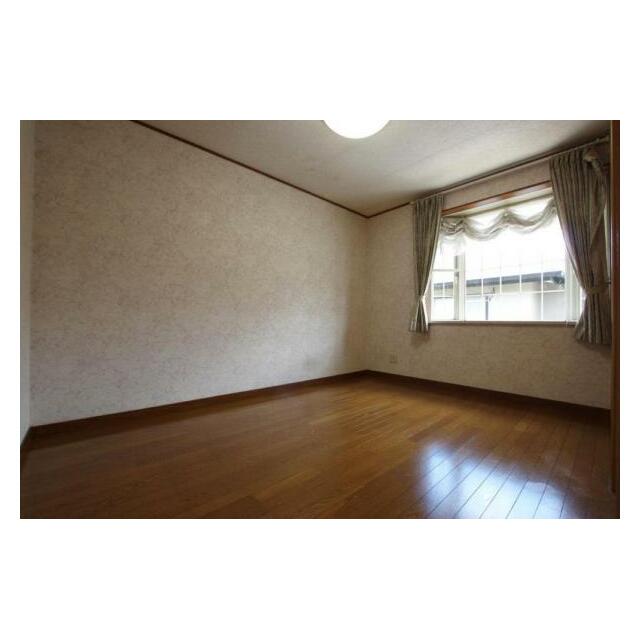 出窓のついた明るいお部屋