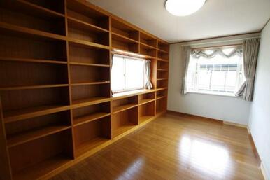 趣味部屋、仕事部屋に！一面棚なので本などもすっきり片付きます