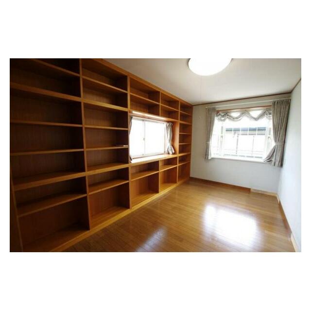 趣味部屋、仕事部屋に！一面棚なので本などもすっきり片付きます