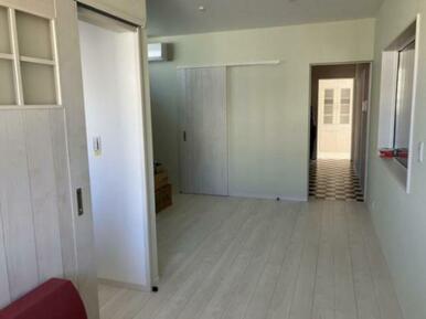 お部屋から車庫内が見られる窓付き！